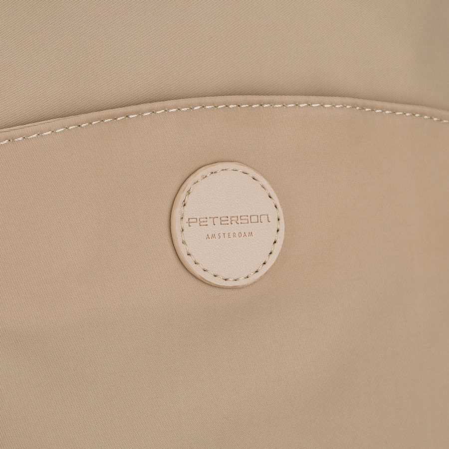 Beżowy plecaczek damski z nylonu i skóry ekologicznej zamykany suwakiem - Peterson