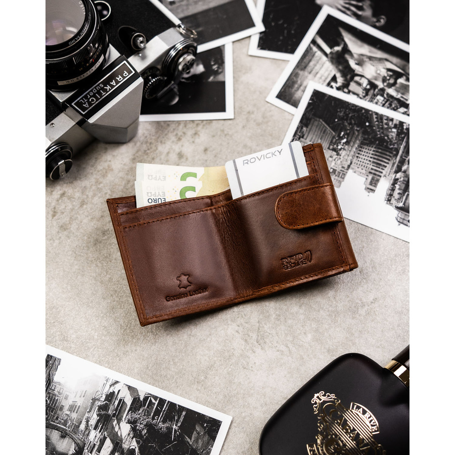 Mały i cienki, skórzany portfel męski w brązowym kolorze zamykany zatrzaskiem - Rovicky