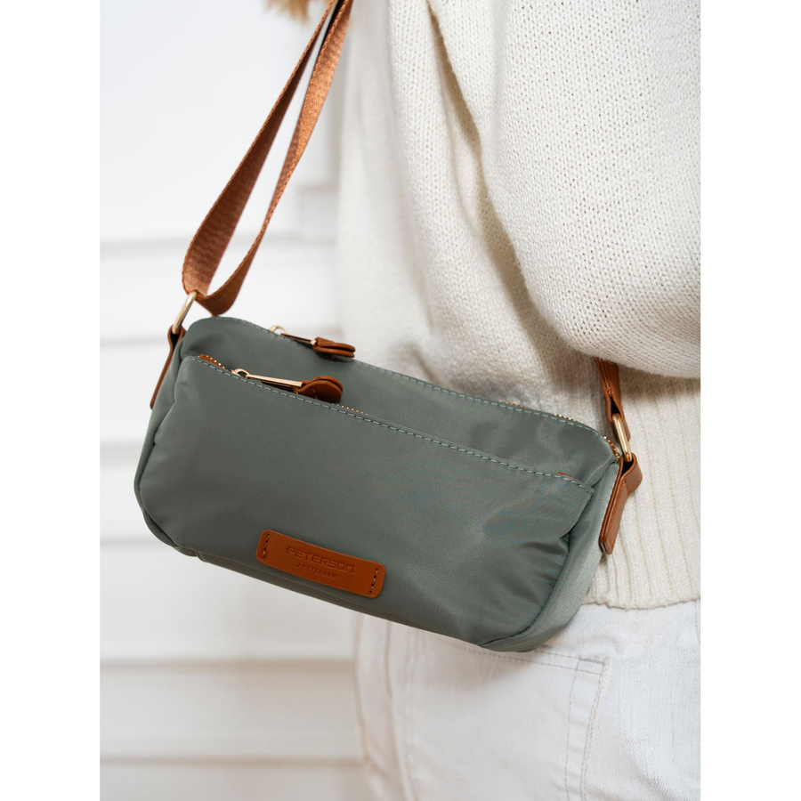 Nylonowa listonoszka damska w zielono-brązowym kolorze zawieszona na regulowanym pasku - Peterson