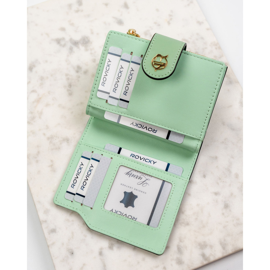 Pionowy portfel damski ze skóry ekologicznej w zielonym kolorze, zamykany na zatrzask i suwak - Rovicky