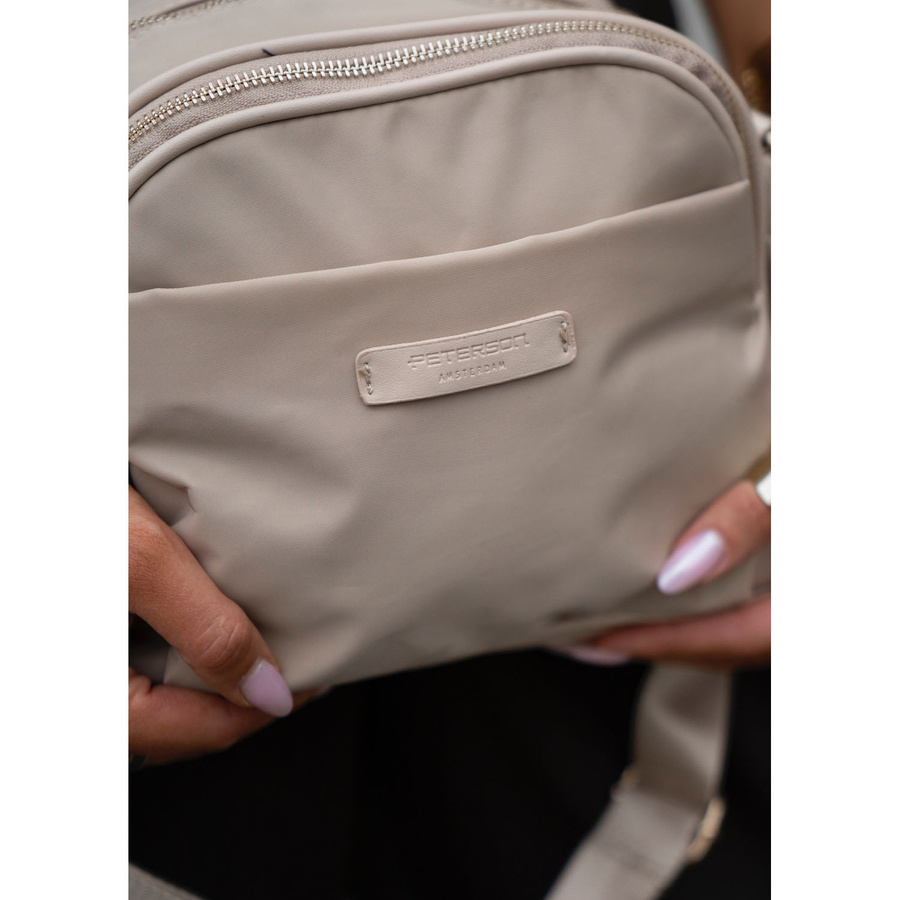 Nylonowa, beżowa listonoszka damska z sześcioma dodatkowymi kieszeniami - Peterson