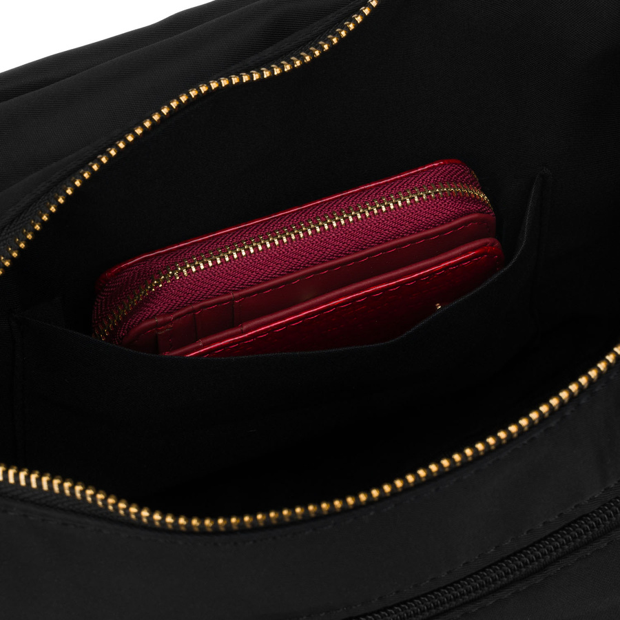 Czarna listonoszka damska wykonana z nylonu, zawieszona na regulowanym pasku - Peterson