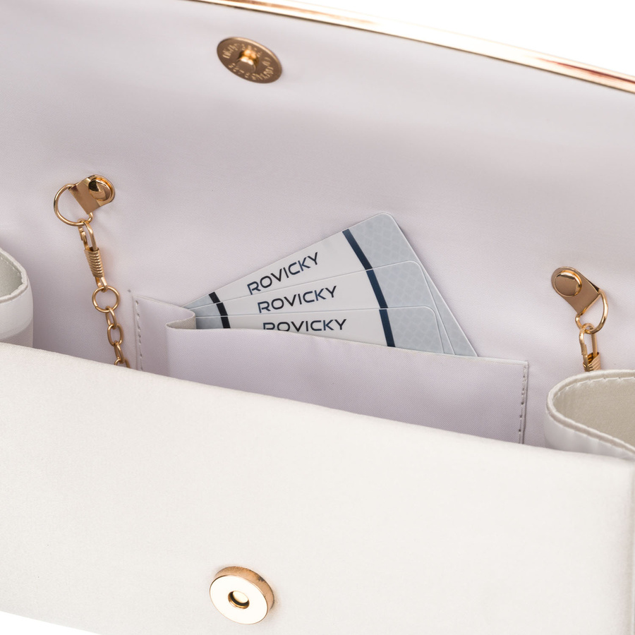 Kopertówka damska wykonana z tkaniny syntetycznej w białym kolorze, zawieszona na łańcuszku - Rovicky