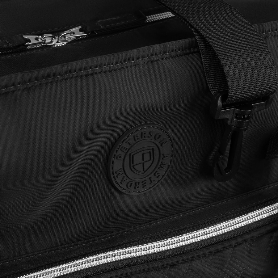 Czarna, praktyczna torba podróżna z poliestru wyposażona w uchwyt na walizkę - Peterson
