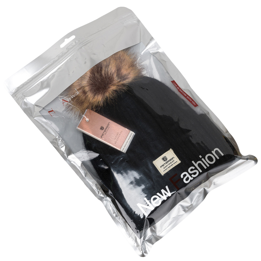 Czarna czapka z pomponem do zimowych stylizacji - Peterson