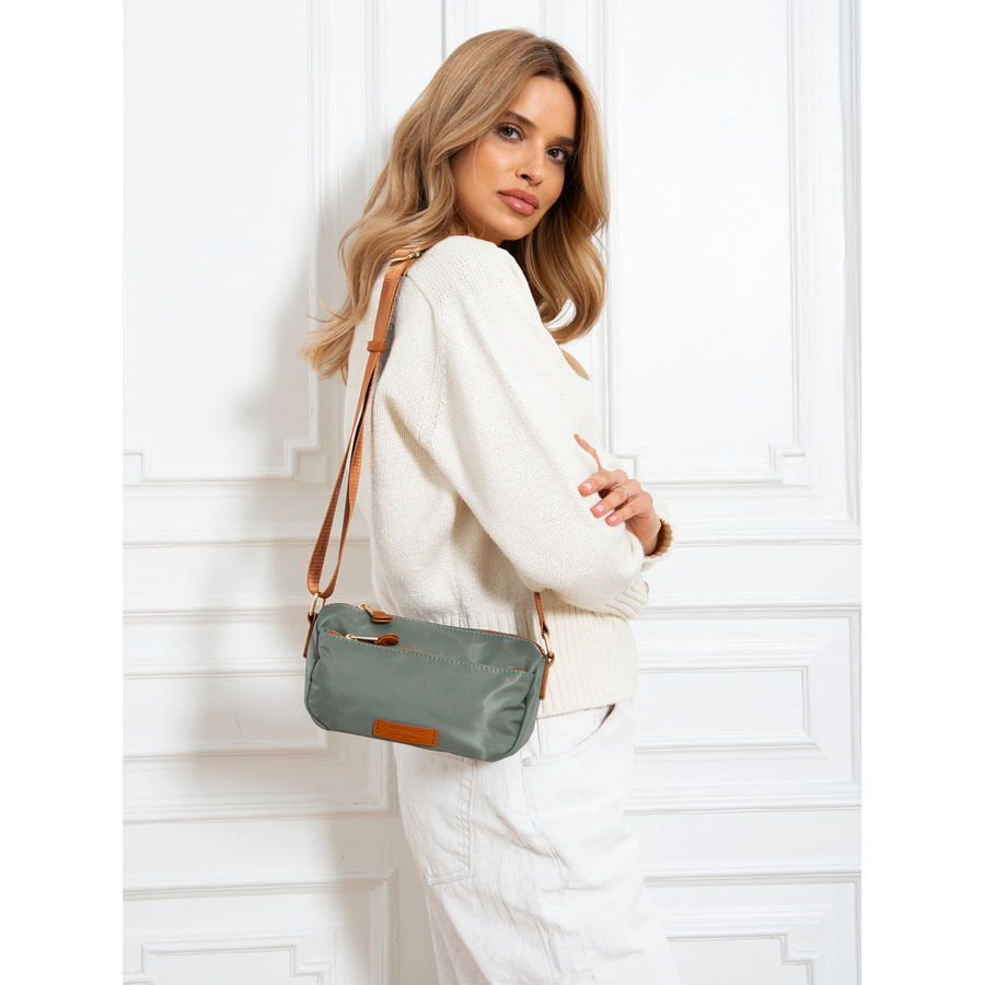 Nylonowa listonoszka damska w zielono-brązowym kolorze zawieszona na regulowanym pasku - Peterson