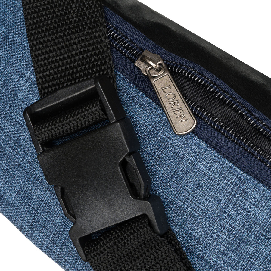 Niebieska saszetka zawieszona na regulowanym pasku, zapinana suwakiem