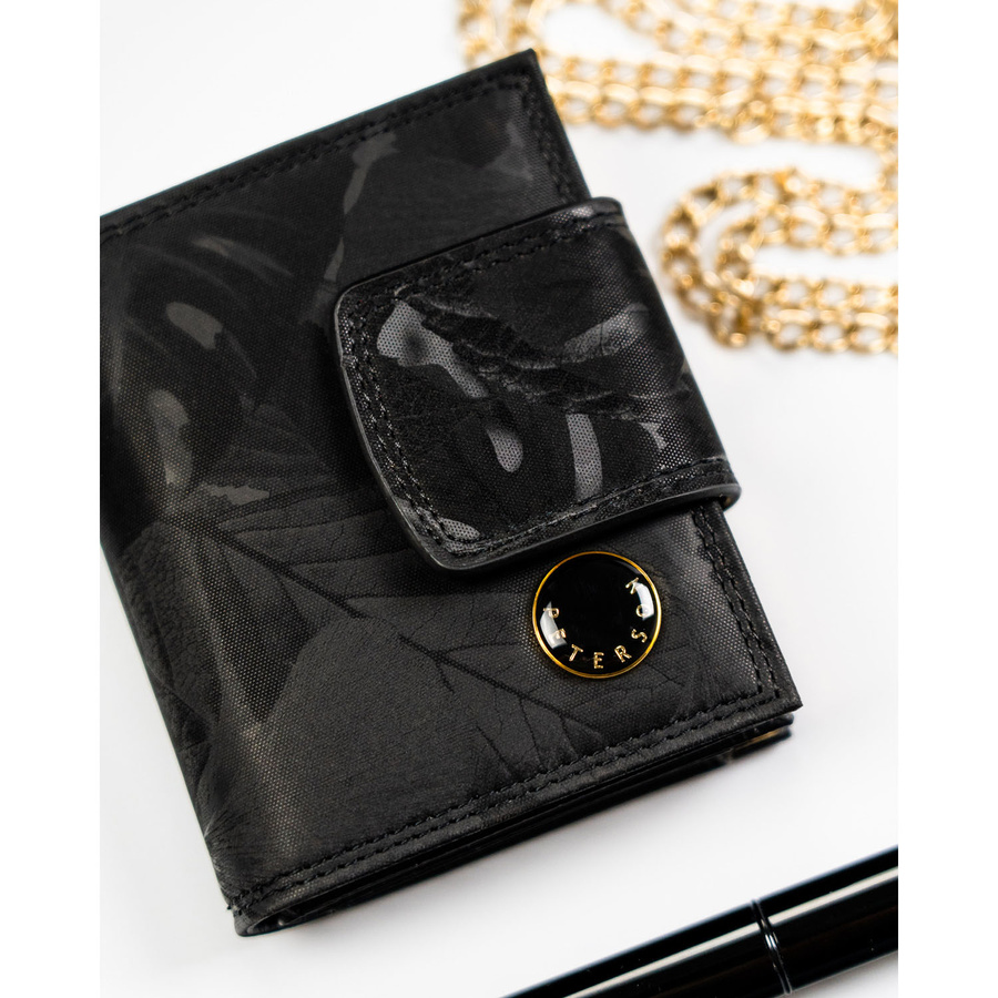 Mały portfel damski w czarnym kolorze zamykany na bigiel i zatrzask - Peterson