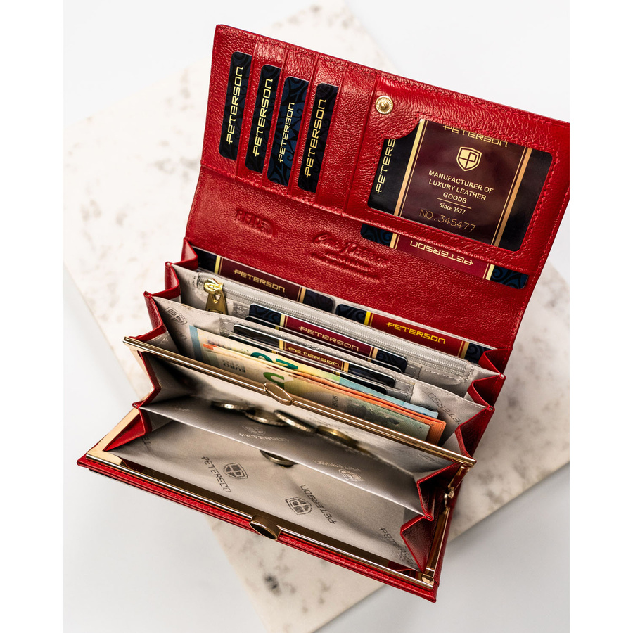 Portfel damski ze skóry naturalnej w czerwonym kolorze zamykany na zatrzask - Peterson