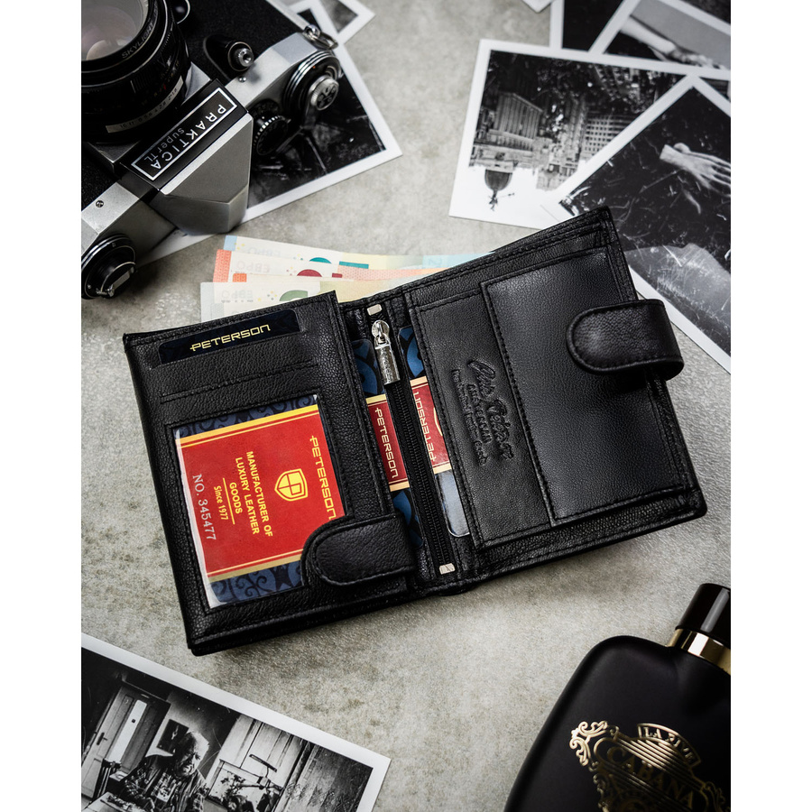 Skórzany, czarny portfel męski w orientacji pionowej zamykany zatrzaskiem - Peterson