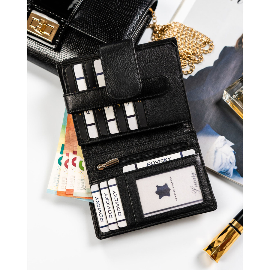 Czarny, skórzany portfel damski w orientacji pionowej zamykany na zatrzask - Rovicky