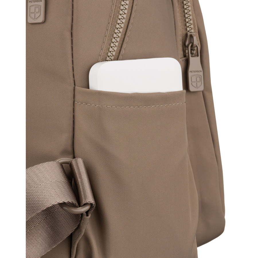 Beżowy plecak damski wykonany z poliestru, zawieszony na regulowanych szelkach - Peterson