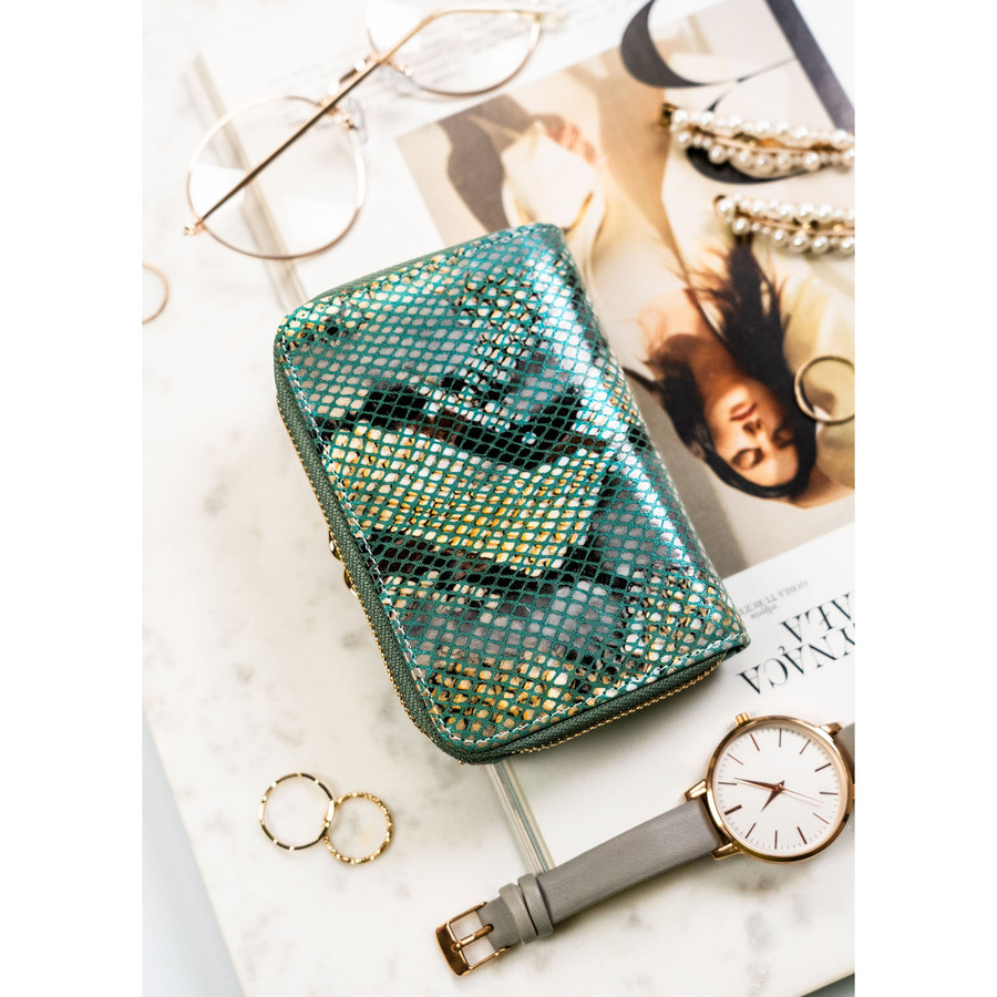 Średni portfel damski ze skóry naturalnej wyposażony w orientacji pionowej zamykany zatrzaskiem, biglem i suwakiem - Peterson