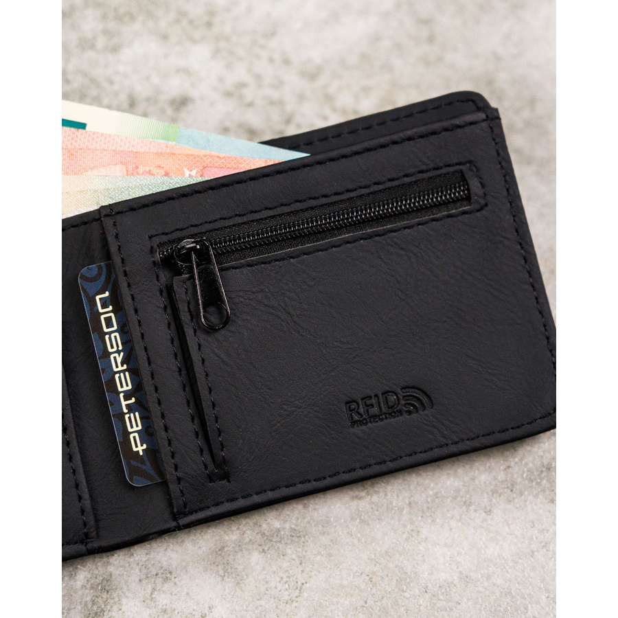 Portfel męski w czarnym kolorze z subtelnym, perforowanym zdobieniem - Peterson