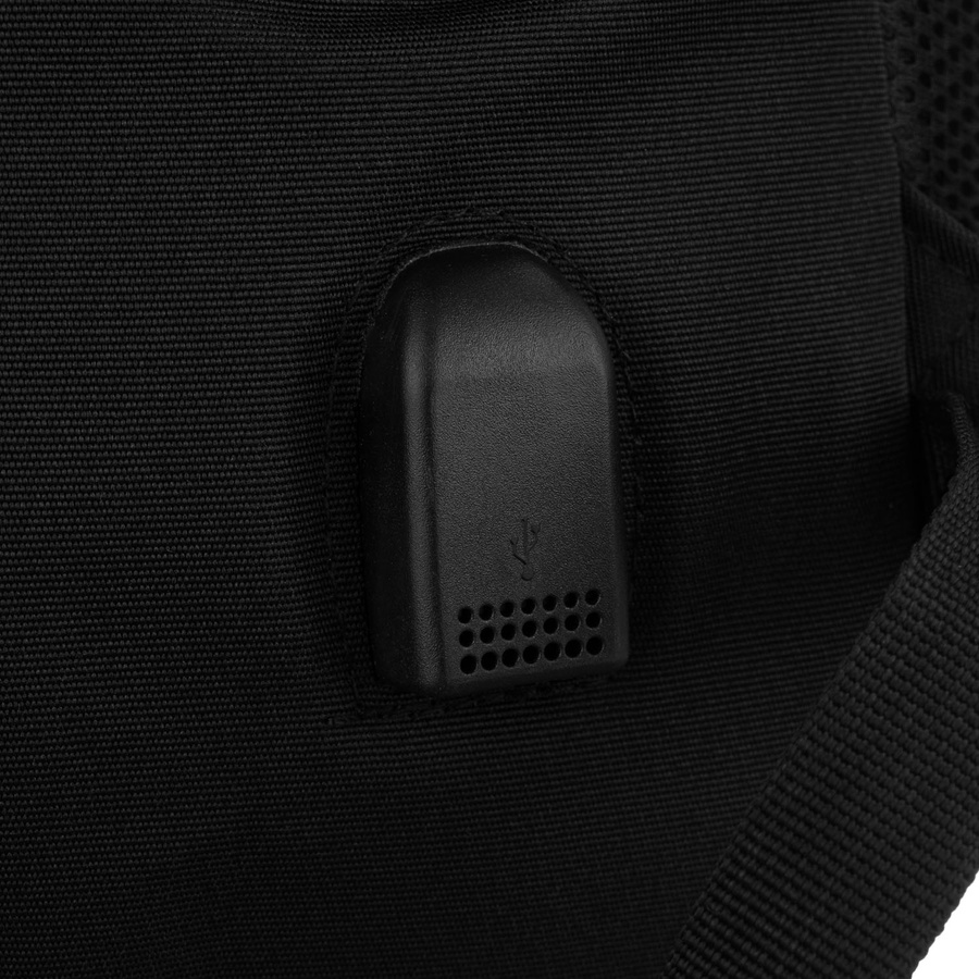 Podróżny plecak z poliestru w czarnym kolorze, idealny na bagaż podręczny - Peterson