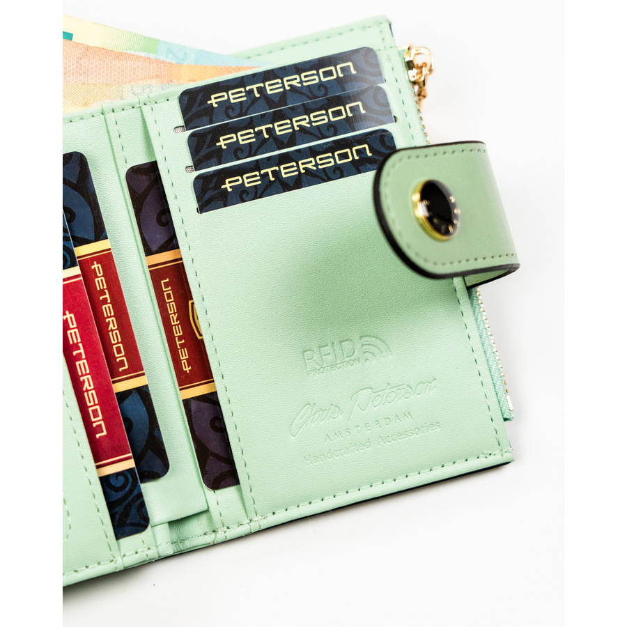 Zielony portfel damski ze skóry ekologicznej zamykany na suwak i zatrzask - Peterson