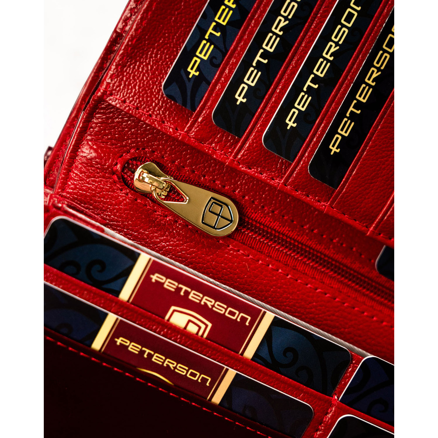 Skórzany portfel damski w czerwonym kolorze zamykany na bigiel i klapką na zatrzask - Peterson