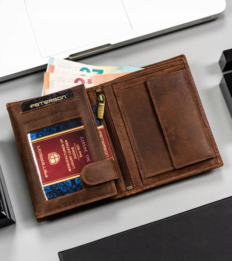 Duży, skórzany portfel męski w orientacji pionowej - Peterson