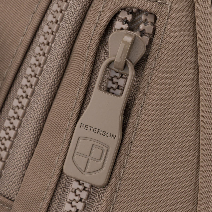 Mały, beżowy plecak damski wykonany z poliestru, wyposażony w dodatkowy pasek - Peterson