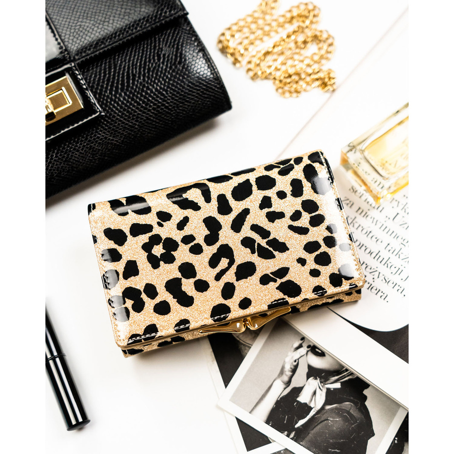 Złoty portfel damski ze skóry ekologicznej i naturalnej w cętki, zamykany biglem i zatrzaskiem - Peterson