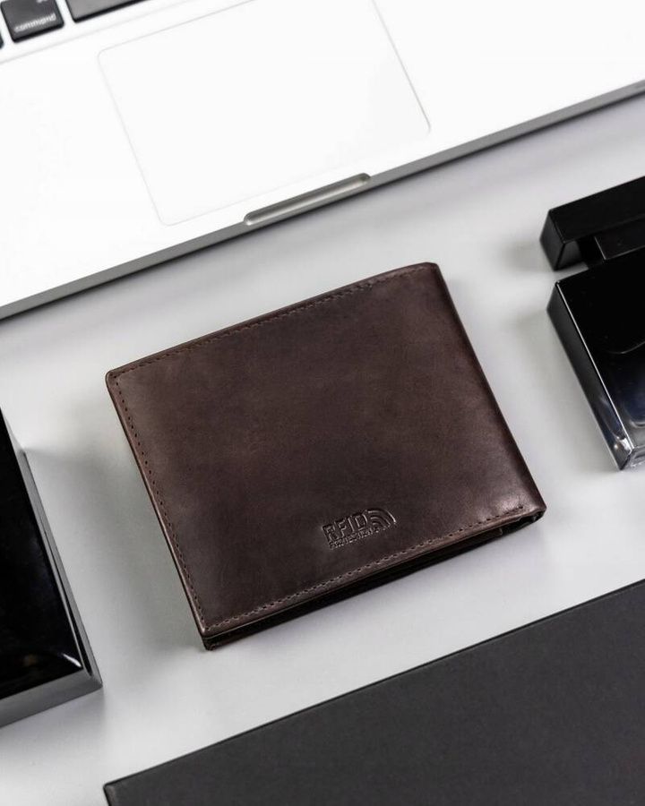 Skórzany portfel męski z ozdobnym tłoczeniem - Peterson