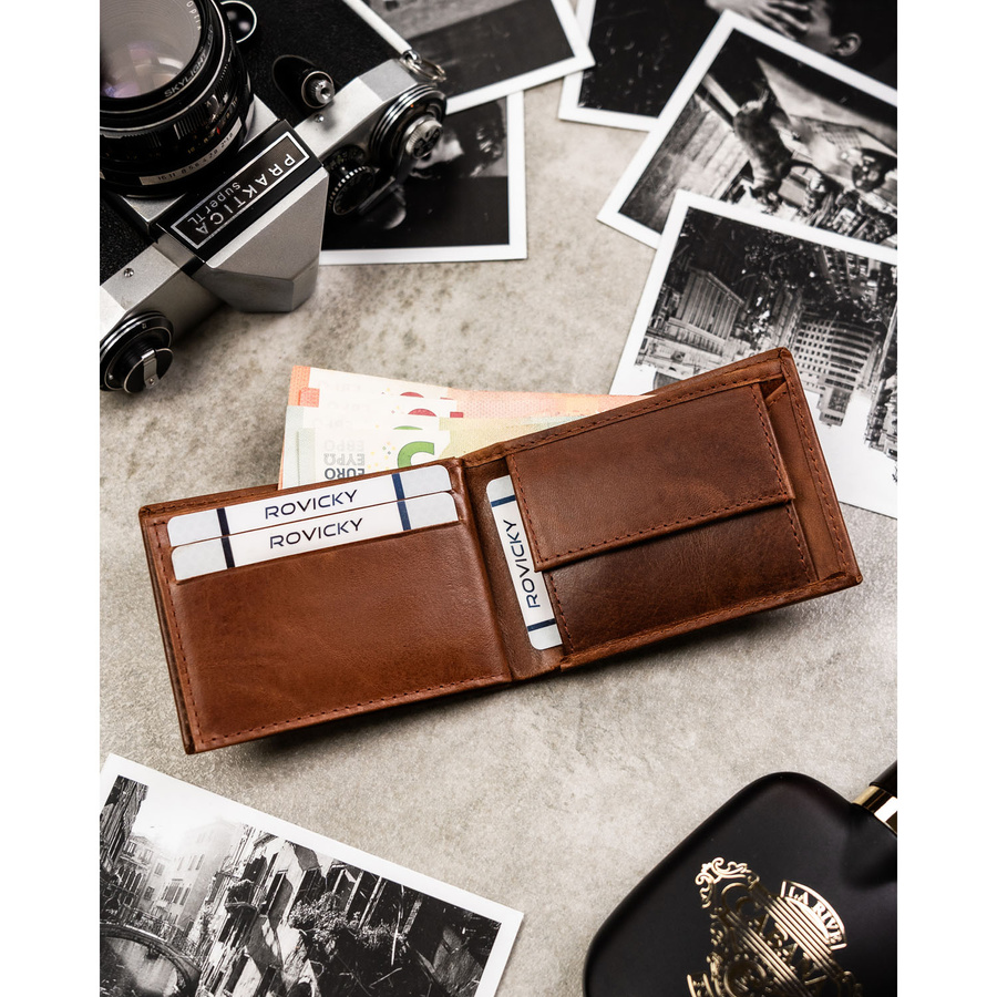 Skórzany portfel męski w brązowym kolorze bez zapięcia zewnętrznego - Rovicky