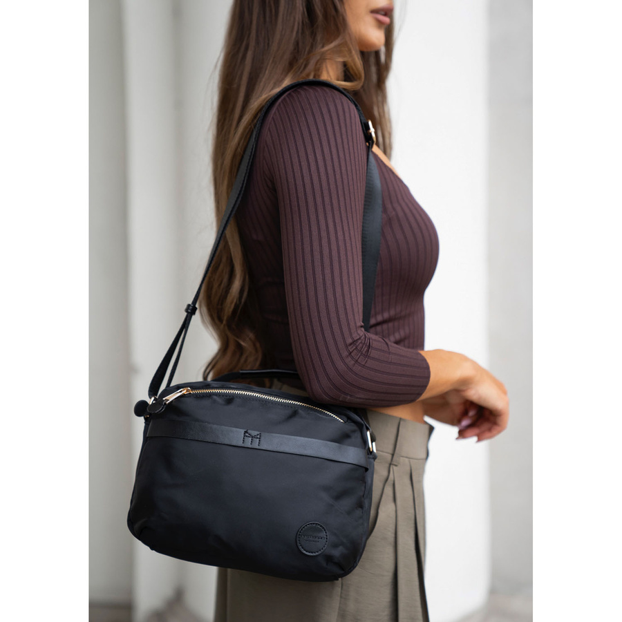 Czarna listonoszka damska z nylonu, jednokomorowa i zamykana suwakiem - Peterson