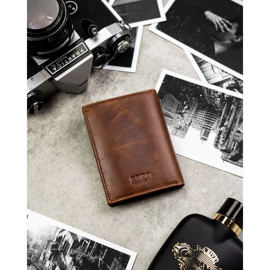 Pionowy, jasnobrązowy portfel męski ze skóry naturalnej wyposażony w system RFID - Peterson