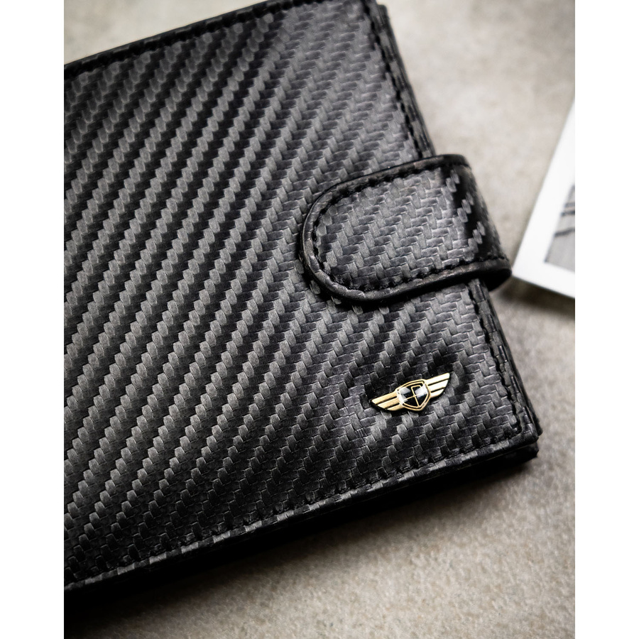 Poziomy portfel męski ze skóry naturalnej w czarnym kolorze wyposażony w system RFID, w zestawie z brelokiem - Peterson