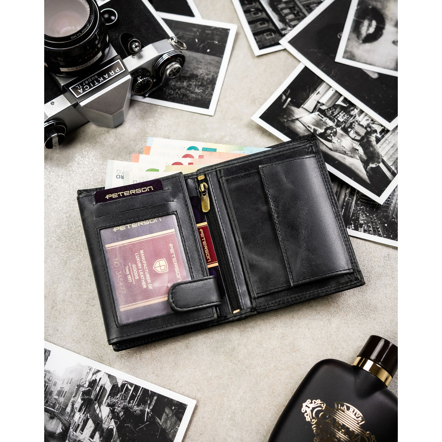 Pionowy, skórzany portfel męski w czarnym kolorze bez zapięcia zewnętrznego - Peterson