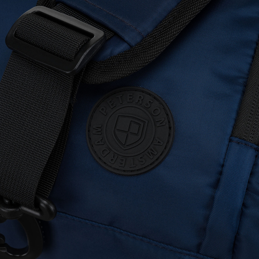 Czarnogranatowa, sportowa torba podróżna na ramię z dopinanym paskiem - Peterson
