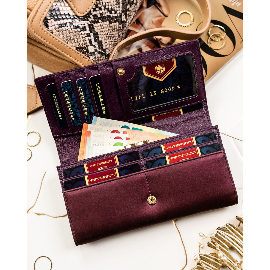 Portfel damski ze skóry naturalnej i ekologicznej w fioletowym kolorze zamykany zatrzaskiem - Peterson