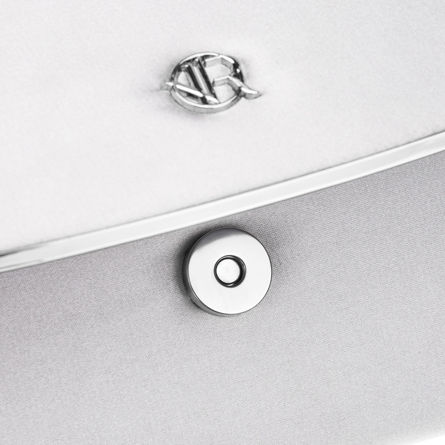 Kopertówka damska wykonana w srebrnym kolorze, zawieszona na srebrnym łańcuszku - Rovicky