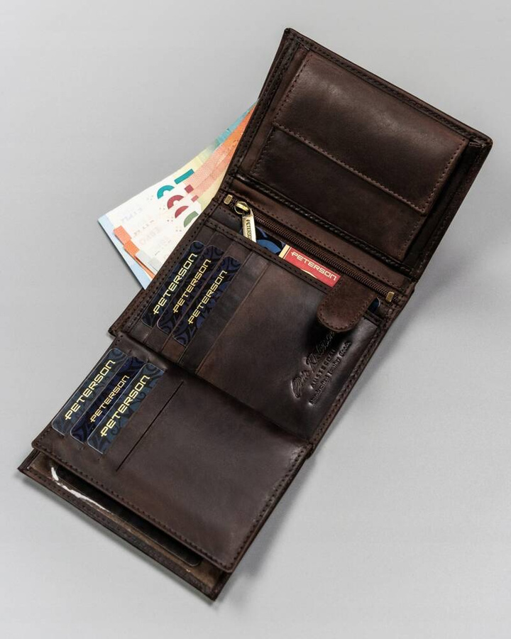 Duży, skórzany portfel męski w orientacji pionowej - Peterson