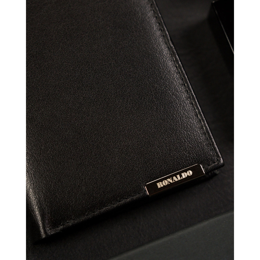 Czarny, pionowy portfel męski ze skóry naturalnej bez zapięcia zewnętrznego - Ronaldo