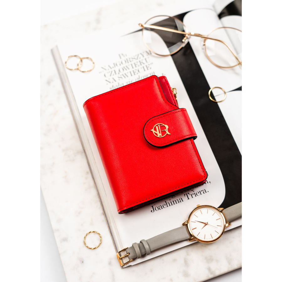 Pionowy portfel damski ze skóry ekologicznej w czerwonym kolorze, zamykany na zatrzask i suwak - Rovicky