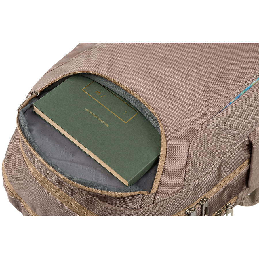 Pojemny, sportowy plecak z nylonu w beżowym kolorze, zawieszony na regulowanych szelkach - Peterson