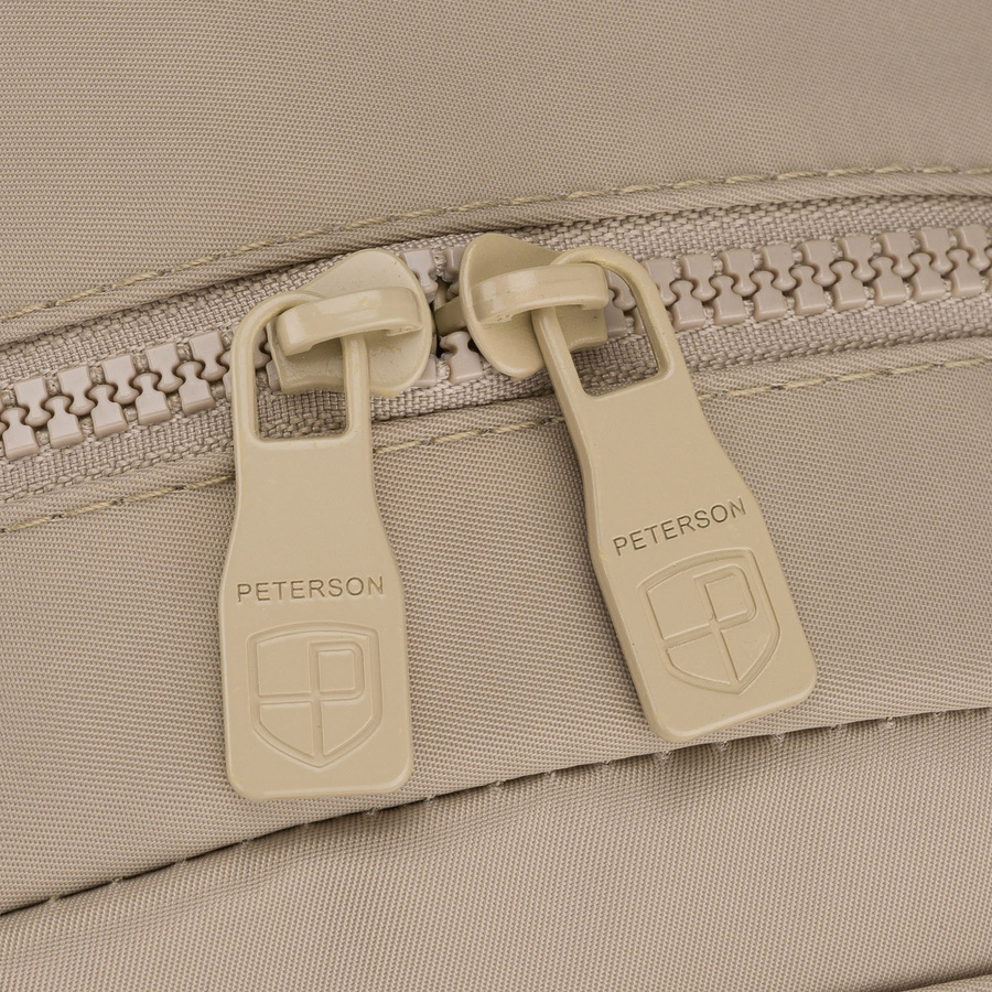 Praktyczny plecak damski wykonany z poliestru w kolorze ecru, jednokomorowy - Peterson