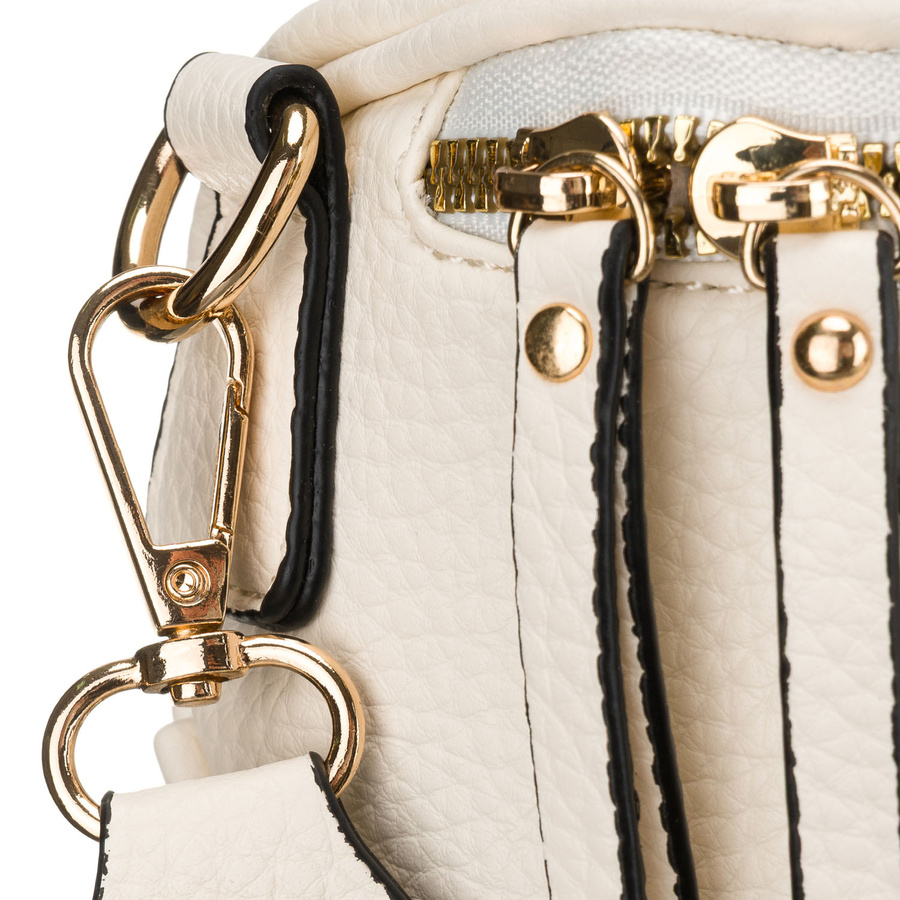 Listonoszka damska ze skóry ekologicznej w białym kolorze zawieszona na regulowanym pasku - Rovicky