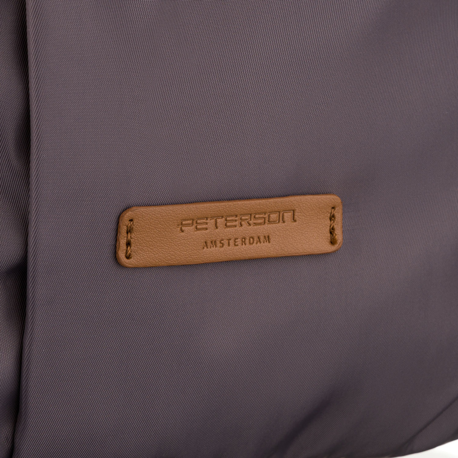 Plecak damski w szarym kolorze, zawieszony na regulowanych szelkach i zamykany suwakiem - Peterson
