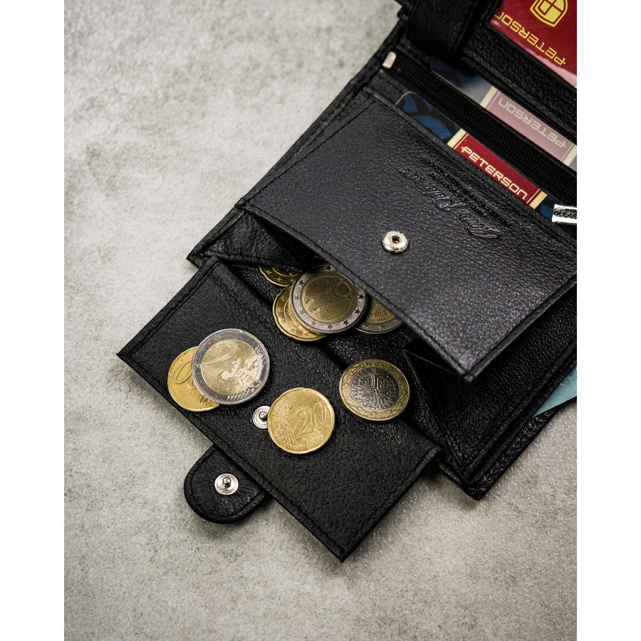 Czarny portfel męski ze skóry naturalnej zamykany zatrzaskiem i wyposażony w system RFID - Peterson