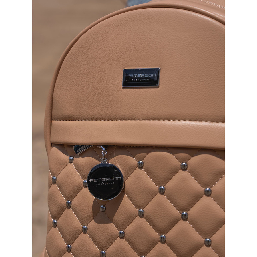 Mały pikowany beżowy plecak damski zdobiony srebrnymi nitami i modnym brelokiem eko skóra Peterson
