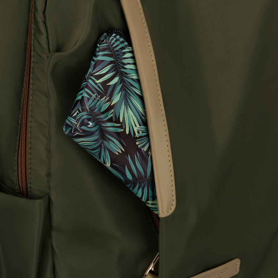 Zielony plecak damski zawieszony na regulowanych szelkach i zamykany suwakiem - Peterson