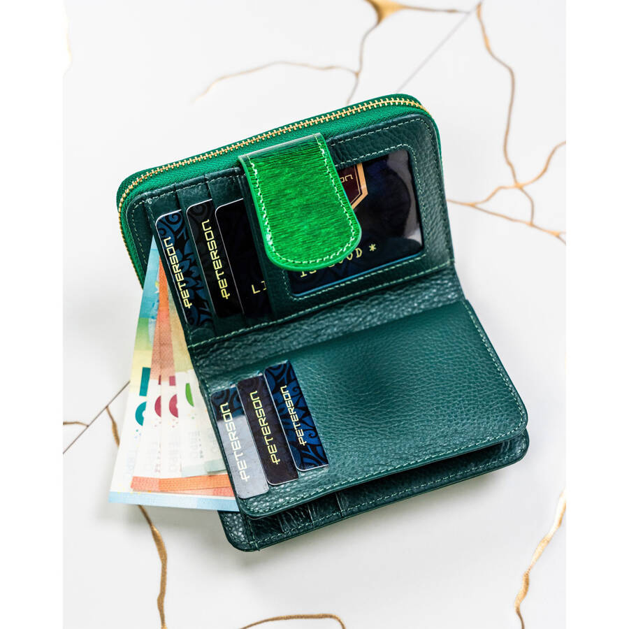 Pojemny portfel damski z lakierowanej skóry naturalnej w zielonym kolorze - Peterson