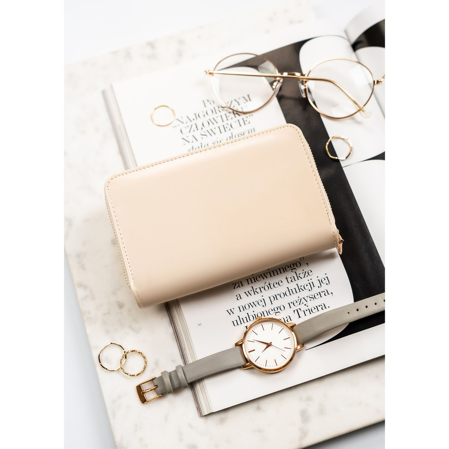 Poziomy portfel damski wykonany z lakierowanej skóry ekologicznej w beżowym kolorze - Peterson
