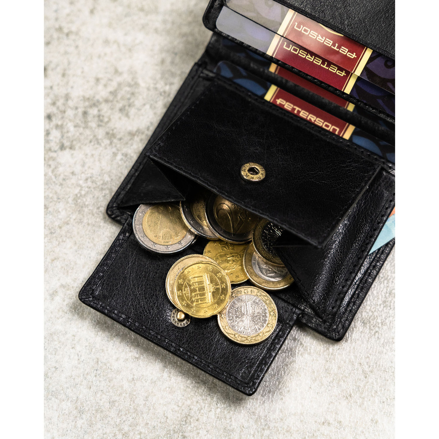 Pionowy portfel męski ze skóry naturalnej w czarnym kolorze, model bez zapięcia zewnętrznego - Peterson