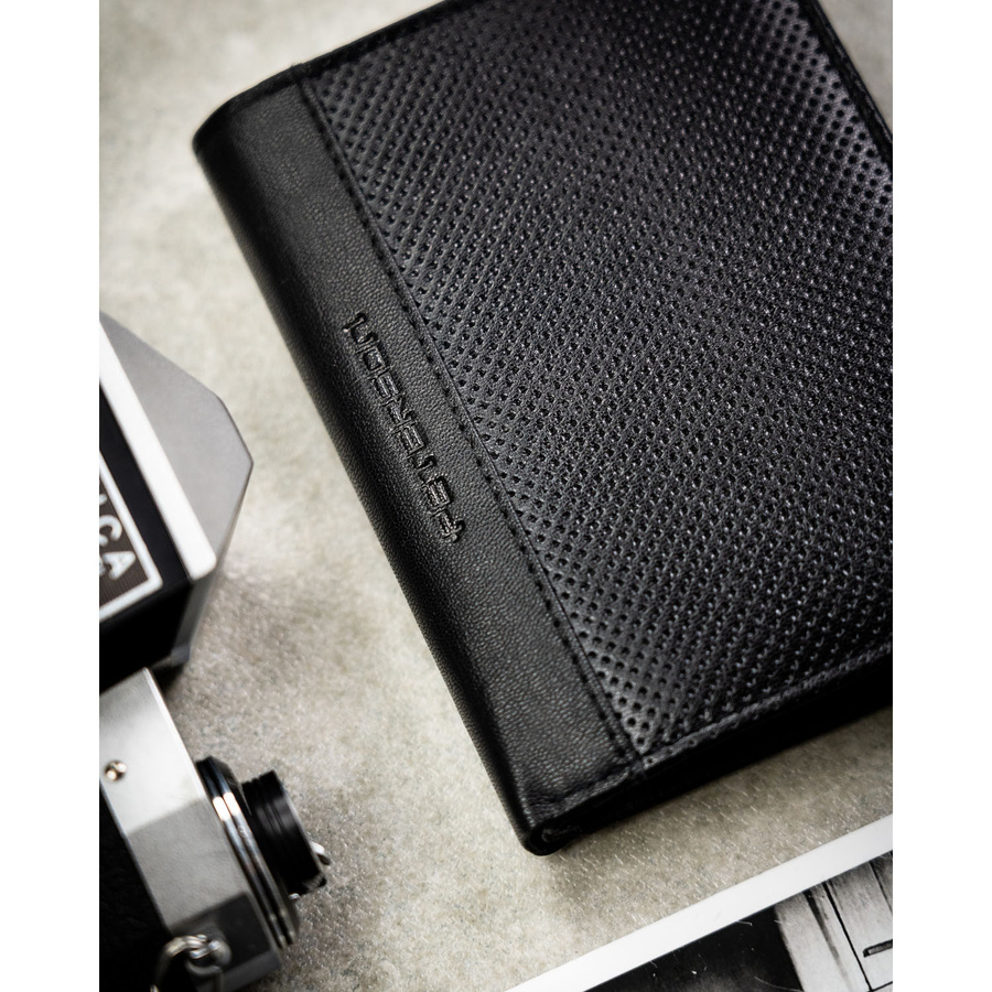 Skórzany portfel męski w czarnym kolorze w orientacji pionowej bez zapięcia zewnętrznego - Peterson