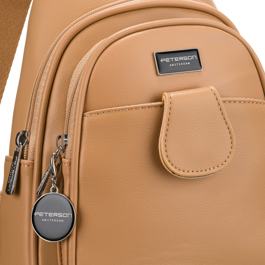 Sportowa beżowa saszetka damska na ramię nerka crossbody ze skóry ekologicznej Peterson