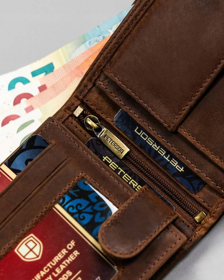 Duży, skórzany portfel męski z ozdobnym tłoczeniem - Peterson
