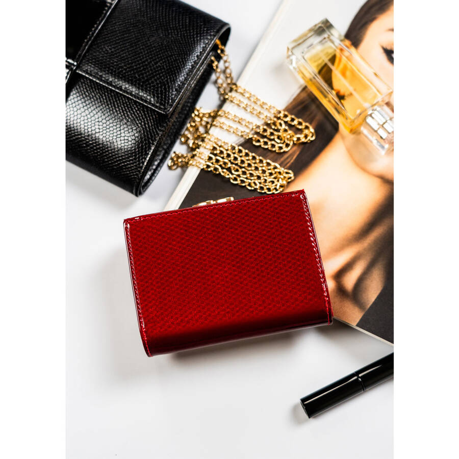 Kompaktowy czerwony portfel damski z lakierowanej skóry naturalnej - Peterson